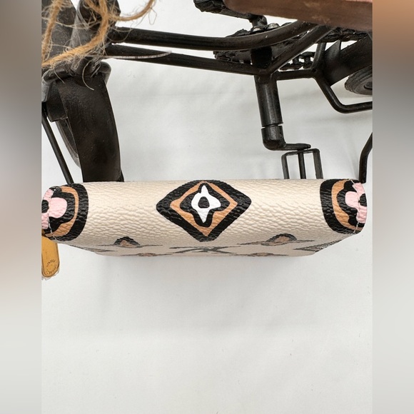 Louis Vuitton Wild at Hearts Collection Zippy Coin Case - Picture 5 of 6